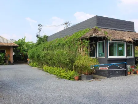 The Park Drive-Thru Check-in Resort Отели в г. Рангсит