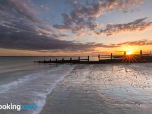 Beautiful 1-Bed Cabin in Hayling Island