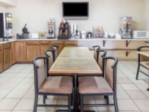 Super 8 by Wyndham Woodstock Hoteles en Condado de McHenry