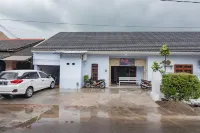 The Lima Guest House Syariah Mitra RedDoorz Hotels in Lemahwungkuk