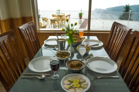 High Sky Resort - Best Luxury Hotel in Dharamkot Отели рядом с достопримечательностью «Dharamsala War Memorial»