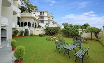 Swaroop Vilas - Lake Facing Boutique Hotel