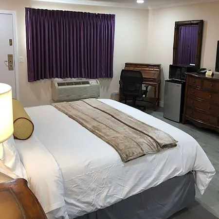 Howard Johnson by Wyndham Ridgecrest, CA