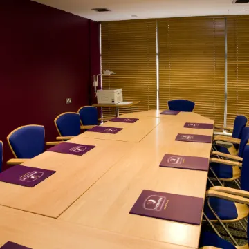 London Kew Bridge Отели рядом с достопримечательностью «Чизик Хаус энд Гарденс»