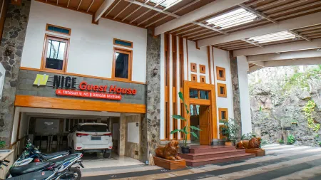 Tirtasari Nice Guest House Отели рядом с достопримечательностью «Museum Pendidikan Nasional UPI»