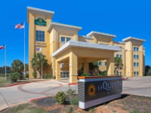 La Quinta Inn & Suites by Wyndham Pearsall Hotels in Frio County