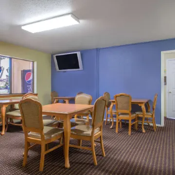 Days Inn by Wyndham Kingman West