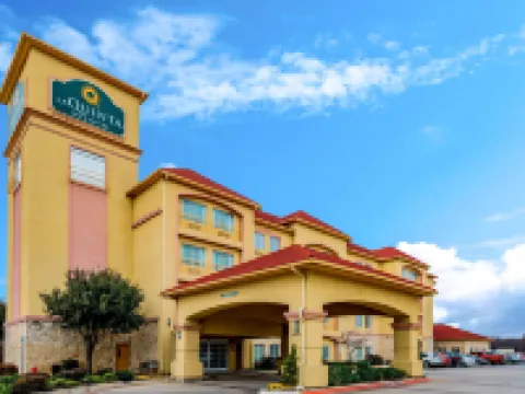 La Quinta Inn & Suites by Wyndham DFW Airport West - Bedford Hotels in Bedford