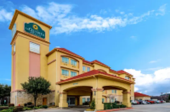 La Quinta Inn & Suites by Wyndham DFW Airport West - Bedford Hotels in Bedford