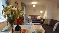 Hideaway Cottage Hotel a Waveney District