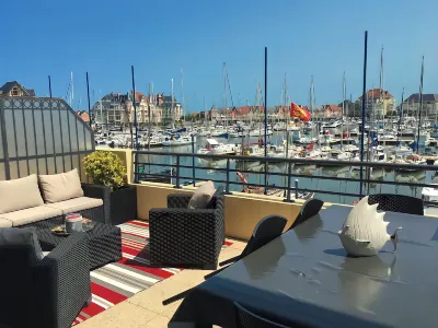 Duplex Loft with Terrace, Superb View of Port Guillaume, 7 Minutes from the Beach Отели в г. 