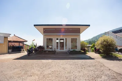 Urbanview Resort Adang Zecky Cisarua Puncak by RedDoorz Hotel a North Tugu