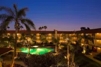 DoubleTree by Hilton Ontario Airport - Rooftop Pools