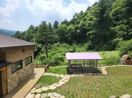Pyeongchang Jigeum Pension Отели рядом с достопримечательностью «Korea Botanic Garden»