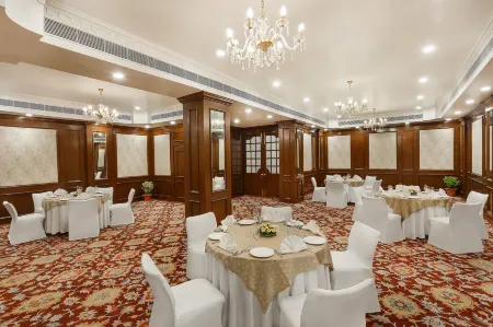 La Place Sarovar Portico Lucknow Отели в г. Лакхнау