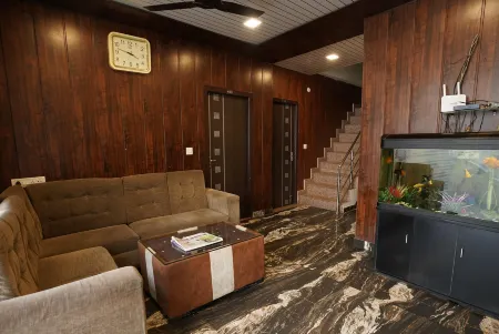 Hotel Alfa Отели рядом со станцией Charbagh Railway Station