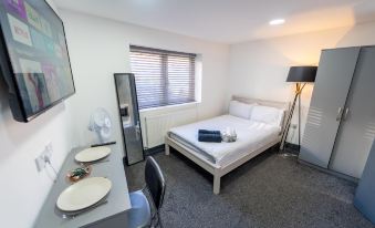 100 Dale Road Studios in Guest House - Housity