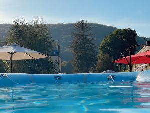 Louez un château entier pour vos vacances - un lieu unique avec piscine chauffée