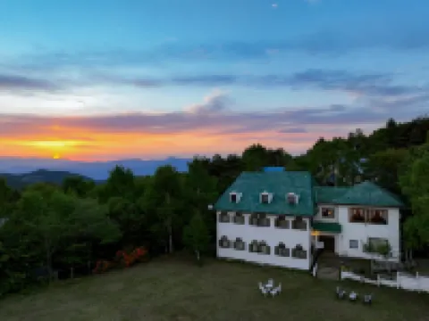 Purejiru Lodge Hotels in Suzaka