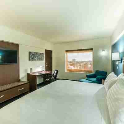 Holiday Inn Guadalajara Expo Rooms