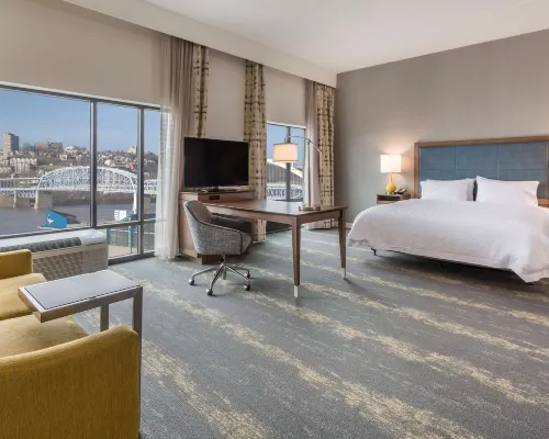 Hampton Inn and Suites Newport/Cincinnati Hotels near Taft Museum