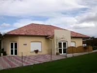 Logis Hotel- Restaurant la Haie des Vignes Séminaires et Evènementiel فنادق في Allain