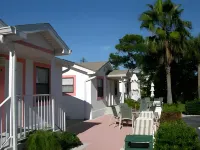 Carlton House Motel and Suites