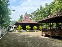 Joglo Satrio Pinayungan Villa Hotel dekat Candi Gampingan