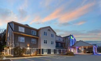 Holiday Inn Express & Suites Freeport - Brunswick Area