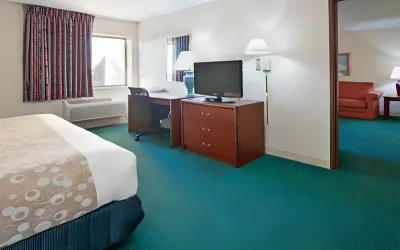Norwood Inn & Suites Milwaukee