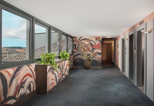 NH 컬렉션 로마 센트로의 넓고 고급스러운 로비 공간