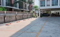 The Queen Palace - parking