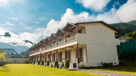 Qcent Woods Resort & Spa, Rishikesh Отели рядом с достопримечательностью «Eden Rock River Resort»