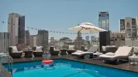 725 Continental Hotel - piscina