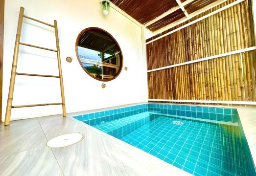 5. 앳 더 비치 코..