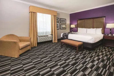 Baymont Inn & Suites by Wyndham Dallas South-DeSoto Hotels near Rainbow Shops