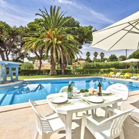 Large Private Pool Viilla, Close to Amenites, Free Air Conditioning and Wifi