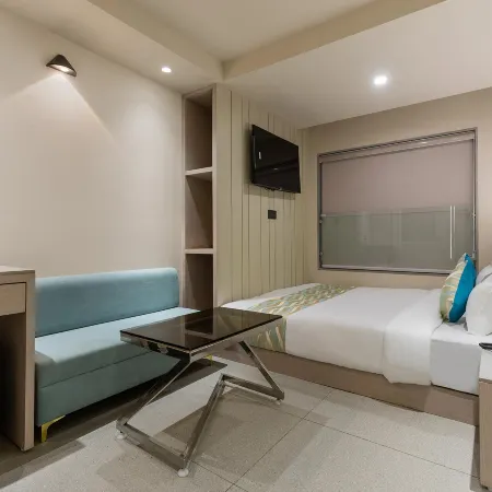 FabHotel Red Vibe - Kasturba Nagar Отели рядом с достопримечательностью «Taj Mahal Palace»