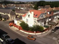 Singer House Beach Holiday Flats with Parking ,Opposite Paignton Pier ,English Riveria - Bãi đậu xe