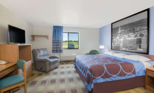 Super 8 by Wyndham Toledo - Housity