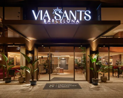 Via Sants Hotel Barcelona, Tapestry Collection by Hilton Отели рядом с достопримечательностью «Железнодорожный вокзал Ла-Бонанова»