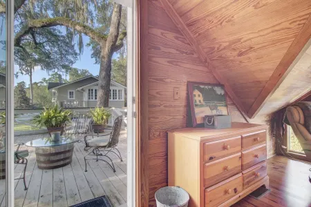 The Barn at Linwood - Tucked away in old downtown Summerville. A special getaway