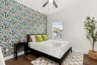 Pool-MovieTheater-KING BED & 5 minutes from the Alamodome & Riverwalk