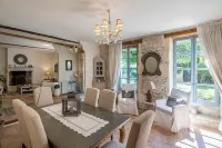 The blue shutters in Maillane Hôtels à : Maillane