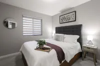 West Omaha Getaway, blocks from Village Pointe Plaza