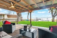 Granbury Lakefront home with boat Dock/Slip Kayaks Firepit Fishing