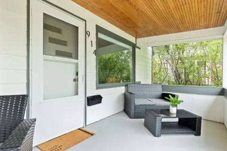 NEW Charming 3bedrm Bungalow on Beautiful Street