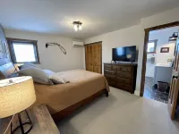 Luxury 3 bed/2 bath river front house, 10 minutes from Yellowstone Park Hotels near Yellowstone Hotsprings Campground