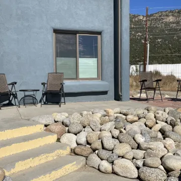 2 bm newly reno condo w/AMAZING Mt. view & 2 blks fr main st /Arkansas River