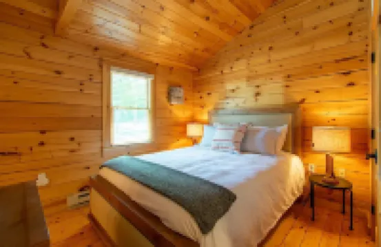 Cheerful Two Bedroom Cabin - 10 minutes to Camden!